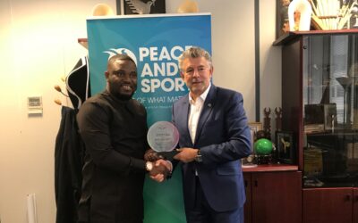 Le Président de Peace and Sport reçoit le Global Peace Torch Bearer Award par Youth Icons Ghana