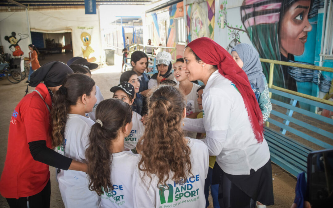 Peace and Sport, la Championne de la Paix Aya Medany et une délégation de la FITEQ ont organisé des séances d’entraînement pour les jeunes réfugiés du camp de Zaatari